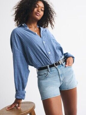 Abercrombie & Fitch Curve Love High Rise Mom Short size 32/14 Wash Blue